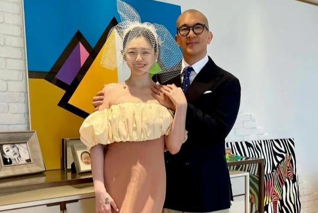 据爆料汪爸出面接回两个孙儿,一家人在北京团聚,大S计划落空