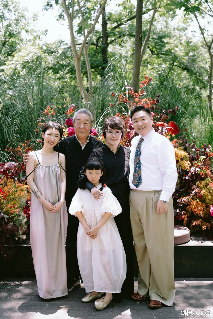 郝劭文|郝劭文晒婚礼现场照,与娇妻继女温馨同框,释小龙担任伴郎