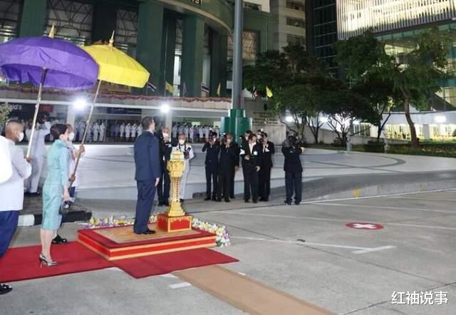 苏提达王后越来越胖,坐下有3层游泳圈,跟刚入宫时判若两人