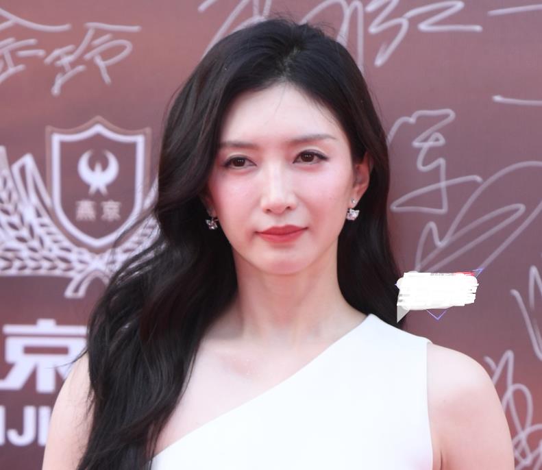 关晓彤|华表奖红毯来了!baby水墨裙秀国风,关晓彤脸肿,张小斐妆容翻车