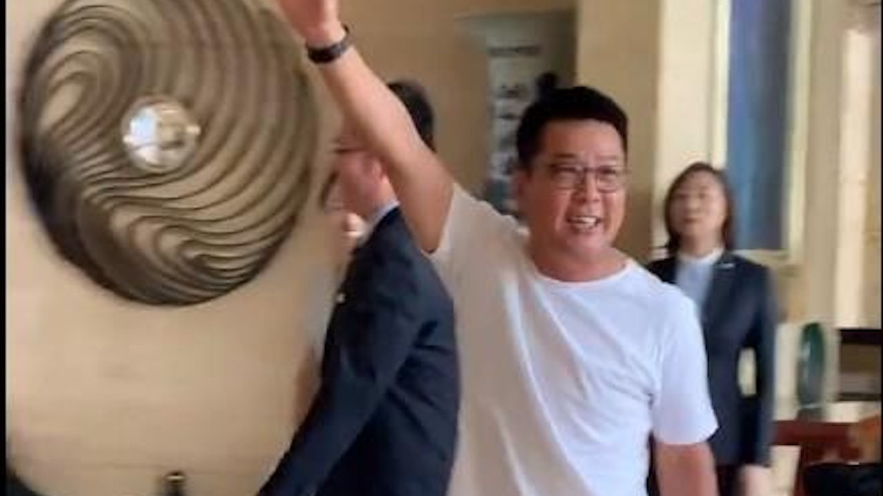 66岁元彪现身内地近照曝光，中年发福脸部很圆润，行走如风仍矫健