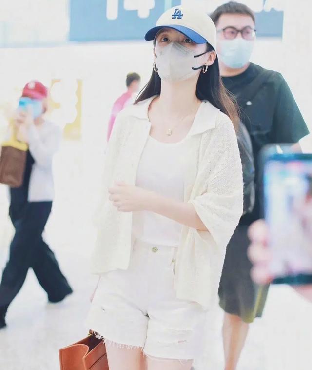 33岁李沁素颜现身机场,穿纯白色衬衫配短裤,被夸纯天然美女