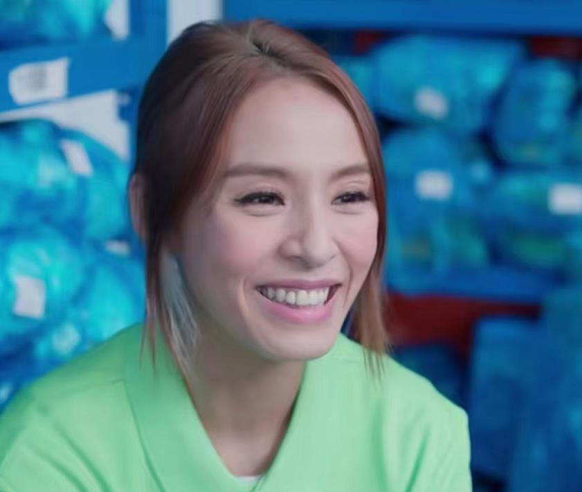 80后女星因老公瘫痪经济陷困难,毅然转行做物流,亲自搬货很卖力