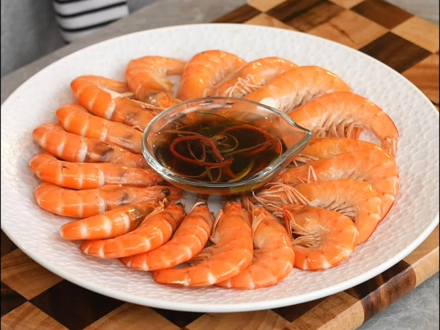 白灼虾|白灼虾，用冷水还是热水煮？方法用错了，难怪虾肉又老还难吃