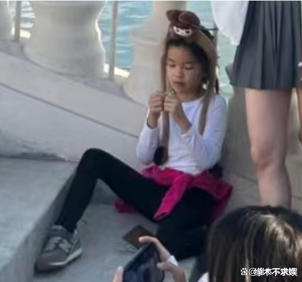 霍思燕和李小璐遛娃,女儿高清正面照曝光,和哥哥如复制黏贴!