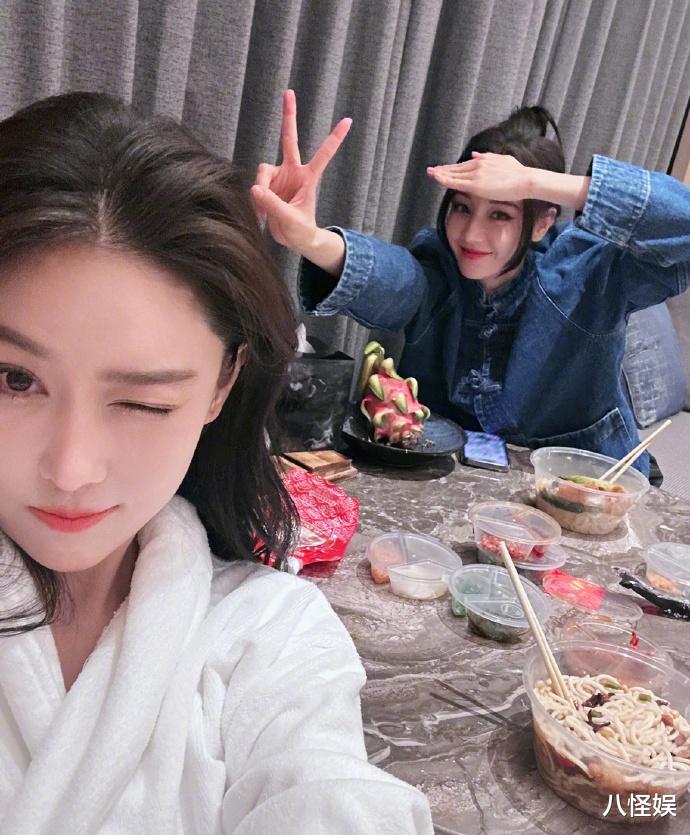 张馨予晒与迪丽热巴闺蜜情，吃宵夜聊到天亮，贴脸合照美如双胞胎