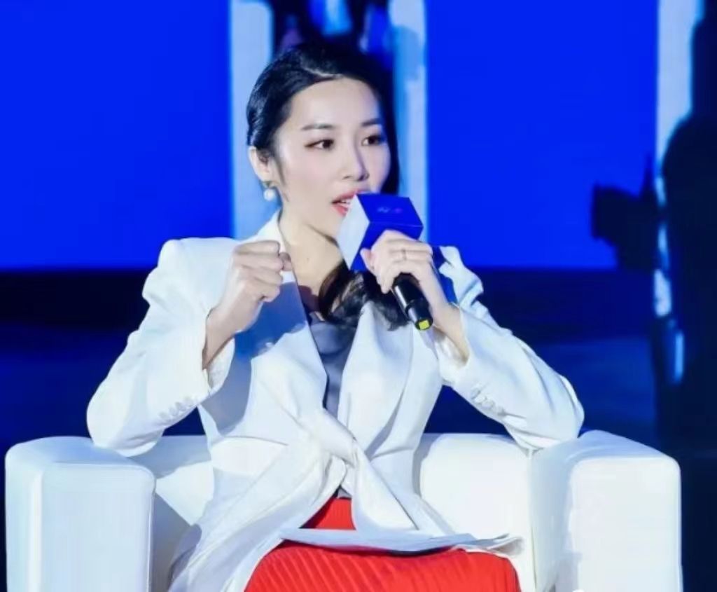 央视“女神级”主持人,比撒贝宁还优秀,但38岁感情成迷