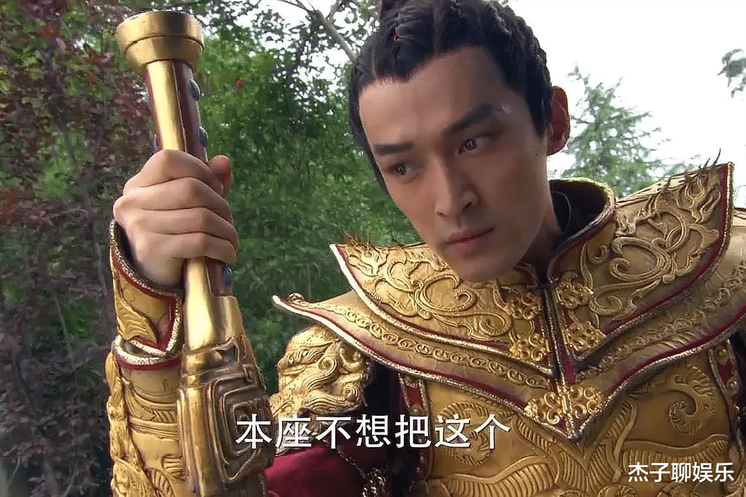 难怪导演不敢拍下半身!镜头下拉后,是无法想象的“尴尬景象”