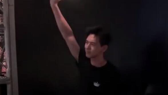 周杰伦与李现在后台合影，驼背歪嘴痞气十足，两人站一块反差超大