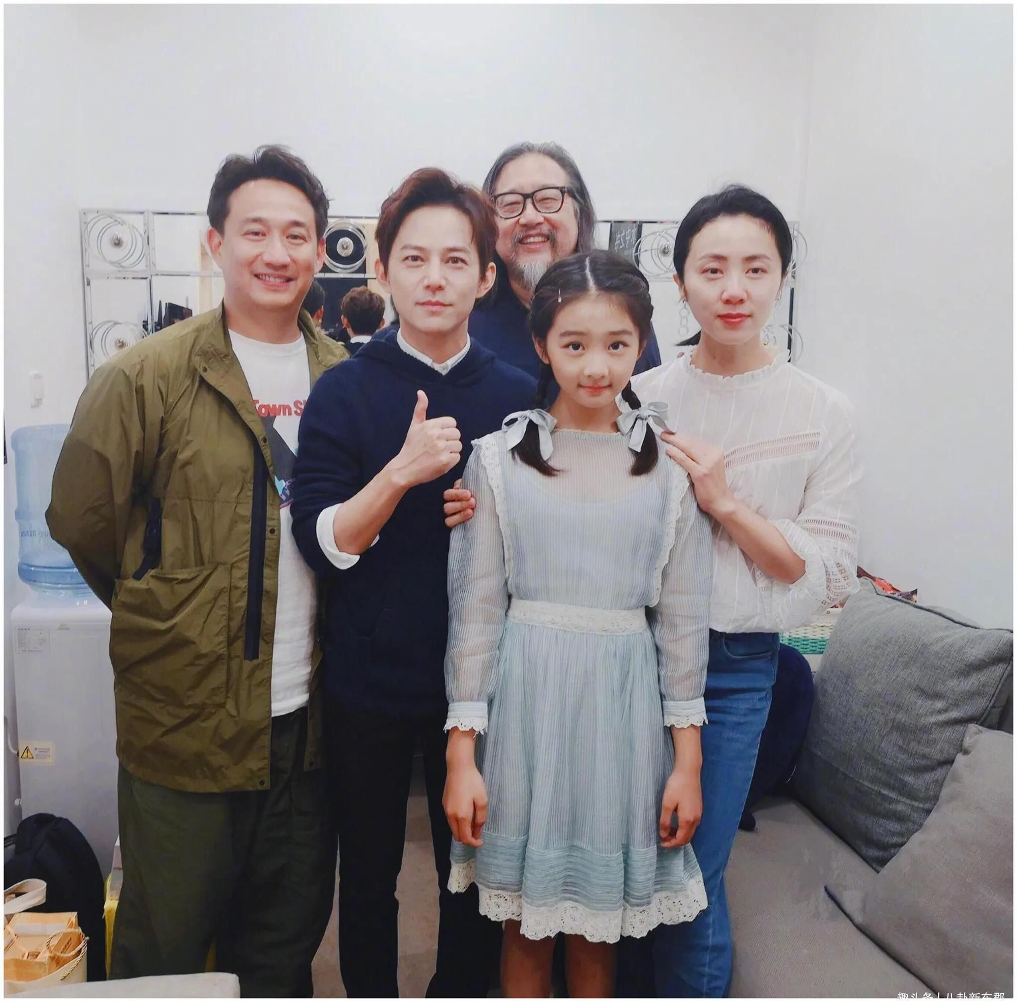 黄磊6岁儿子首次被偶遇,气质阴郁,姐姐坐在异性腿上被他无视