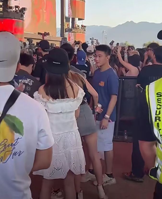 何猷君|何猷君泰国看王嘉尔演唱会,与外籍洋妞贴耳热聊,举止亲密惹争议