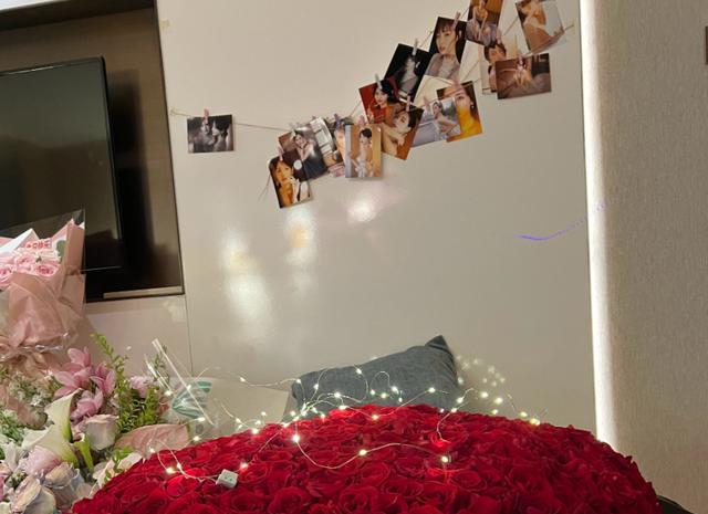 张嘉倪高调过36岁生日,没有买超的玫瑰花也很精彩,卢靖姗送祝福