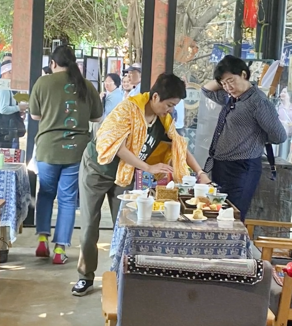 梁安琪|四太梁安琪现身内地小馆，吃人均12元早餐，不带佣人私下好俭朴