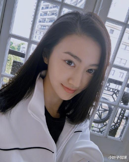 景甜|告别张继科!景甜晒素颜照引热议,34岁恢复单身,身材傲人