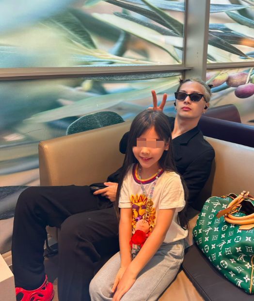 王嘉尔被偶遇,阴阳发色扎哪吒丸子头打扮过于前卫,在一旁咬手指