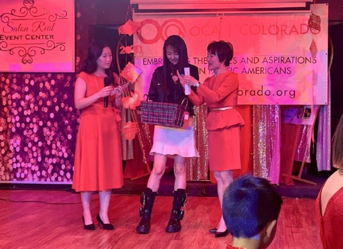 郑爽|郑爽带儿女国外游玩迪士尼,素颜头发稀疏状态憔悴