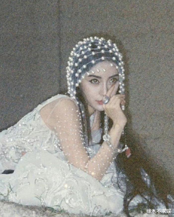 曝Angelababy无缘跨年晚会,被娱乐圈多位好友抛弃,多次联系黄晓明帮忙!