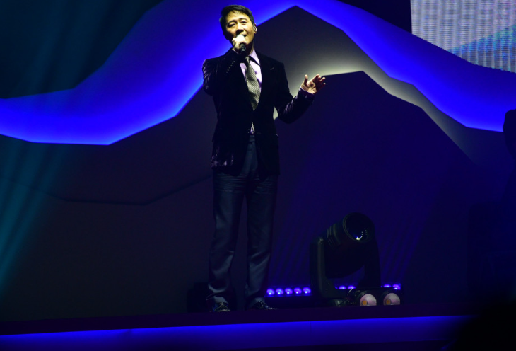 张国荣|张国荣悼念现场一片花海云集上千歌迷,黎明张卫健梁咏琪等人现身