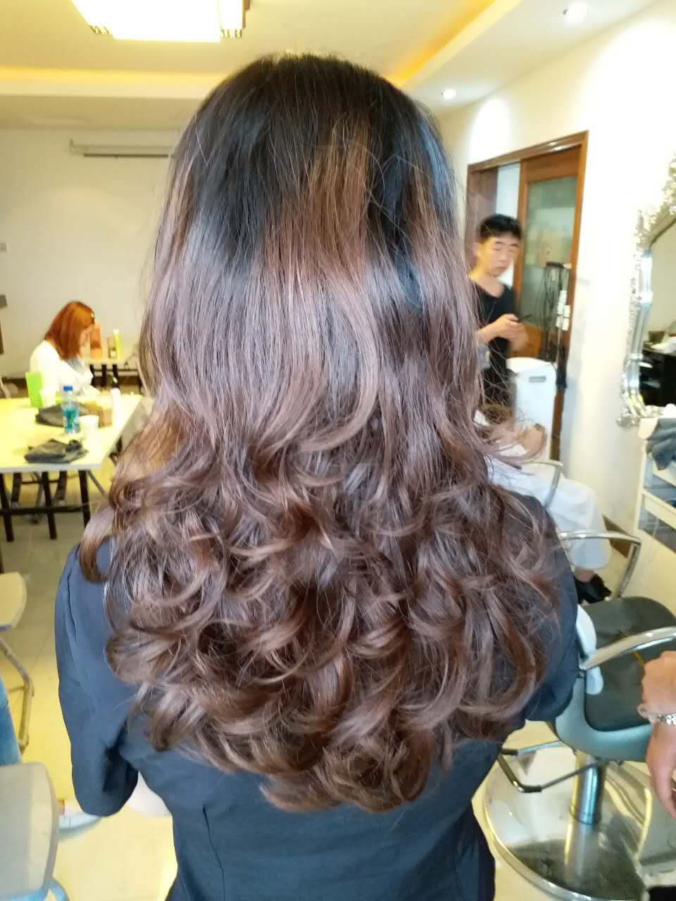 想烫头发，冷烫和热烫有啥区别？哪种方法效果比较好？