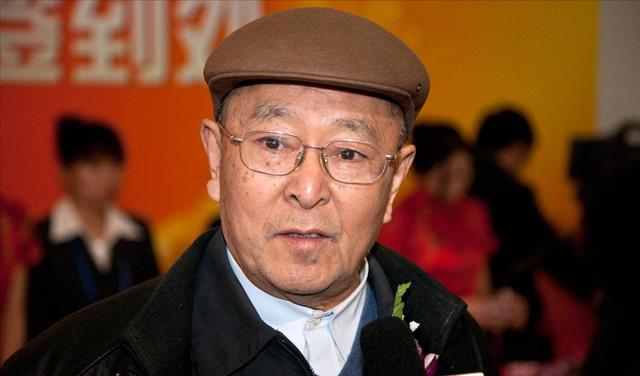 唐国强|照猫画虎,举一反三:下跪、吃茶叶、捡纸,更多细节被扒值得深思