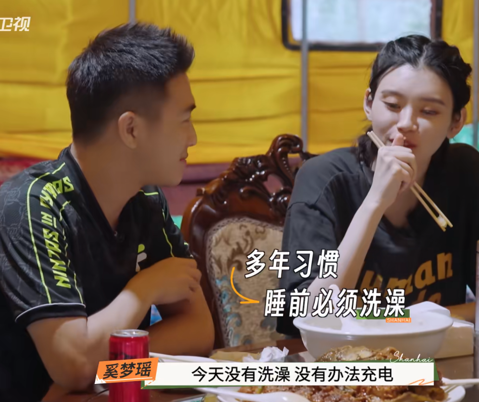 奚梦瑶首次携子上节目,4岁儿子会说三种语言,何猷君更偏心女儿