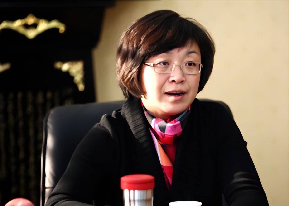 杨晓波:用美色当升迁资本,41官员拜倒在她裙下,被捕