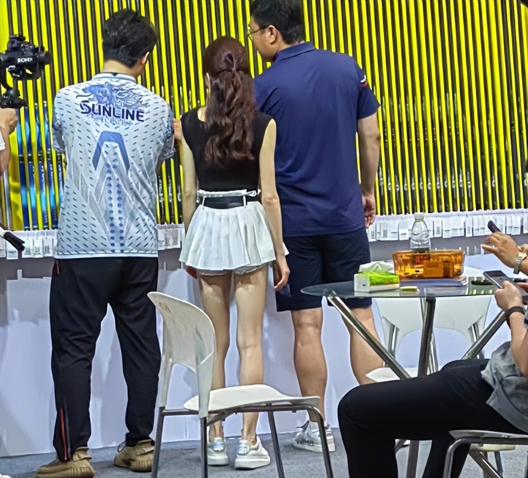 |江苏渔具展:大量近似名牌钓竿涂装的鱼竿参展,怎么就不是假货?