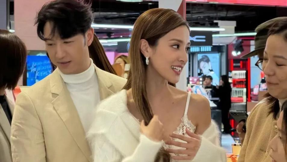 32岁陈凯琳现身广西北海，俩娃妈身材依旧苗条靓丽，郑嘉颖好福气