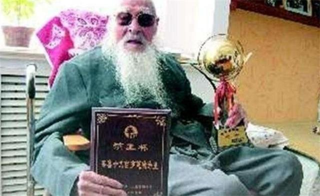 长寿老人杨明运:从光绪23年活到 2014年，曾向记者公开长寿秘诀