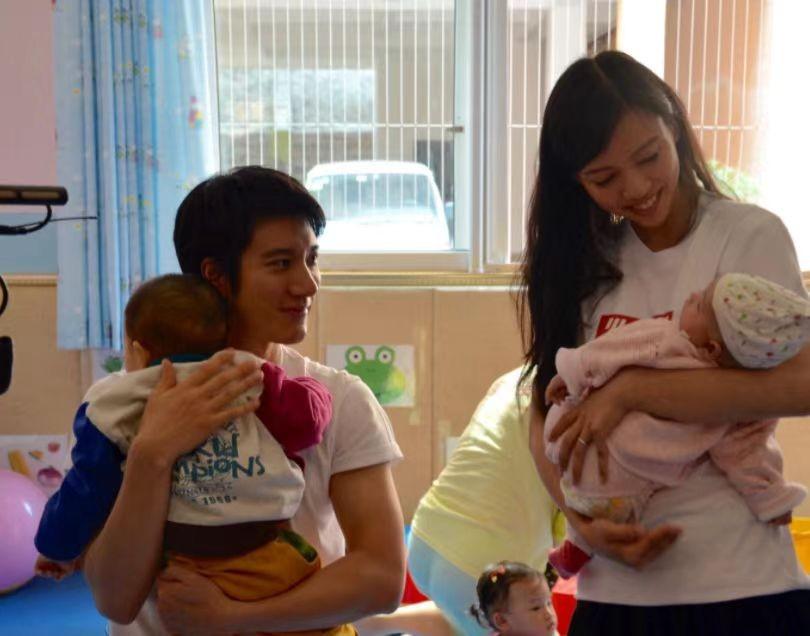 王力宏李靓蕾首次交锋!男方白发,女方早秃,这场闹剧如何收场?