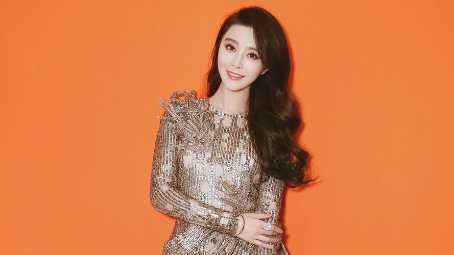 范冰冰|范冰冰香港街头闪耀登场,美貌动人态度高贵,网友猜测复出在即?