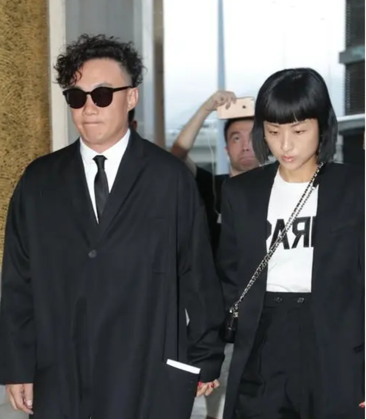 陈奕迅娇妻带18岁女儿聚会!与余文乐相拥合影,关系亲密引争议