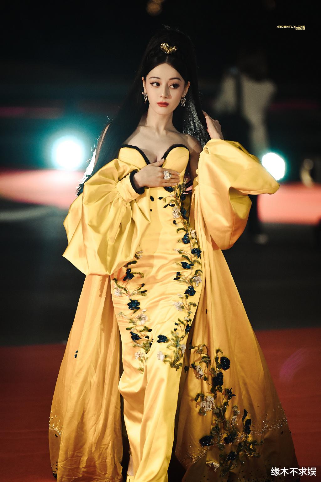 迪丽热巴造型引争议!一身行头超2万,生图嘴唇下垂,撞脸悲伤蛙!