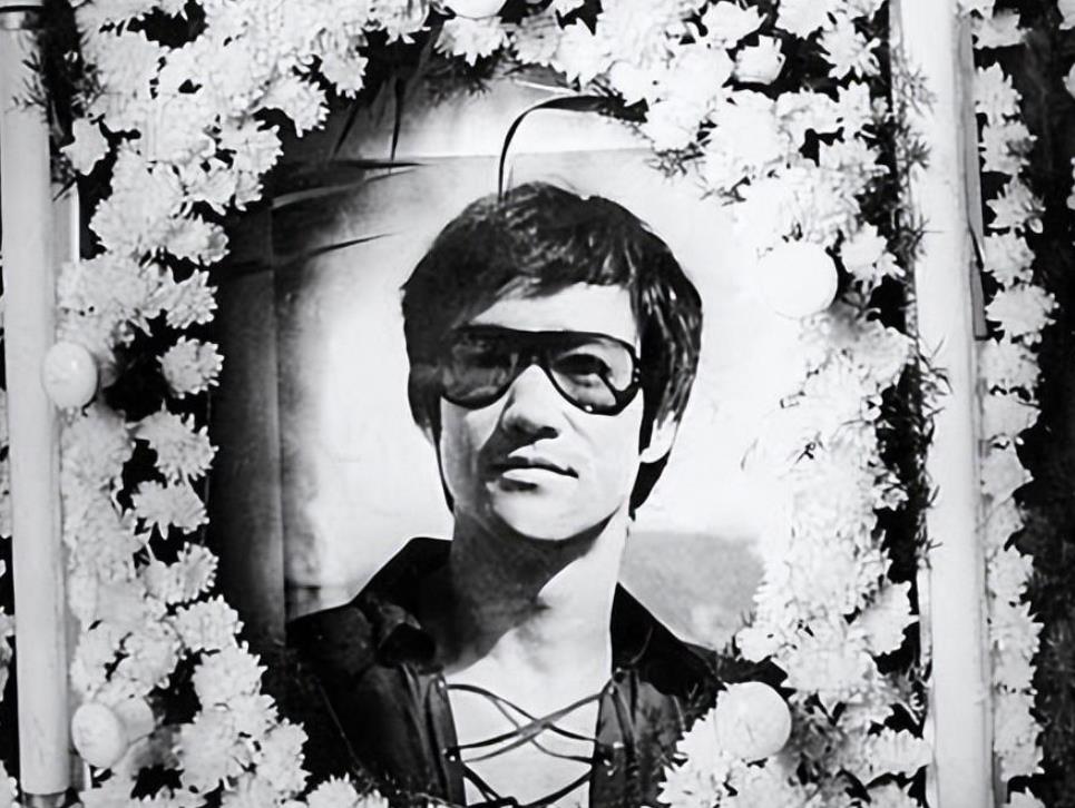 时隔49年后，李小龙的死因有了新发现，专家：他死前喝了大量的水