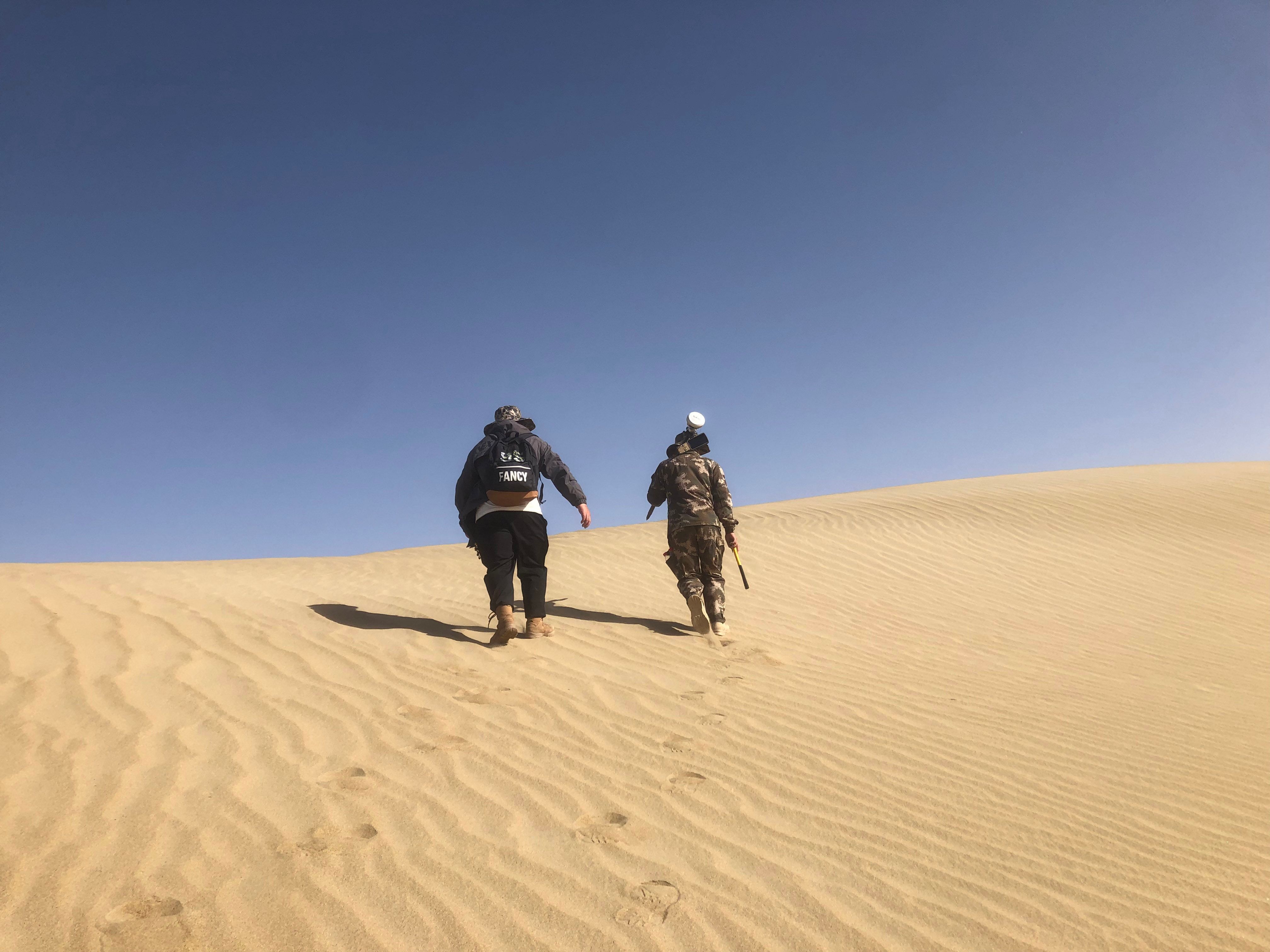 游山川|测量员“保哥”的沙漠孤勇者“征途”