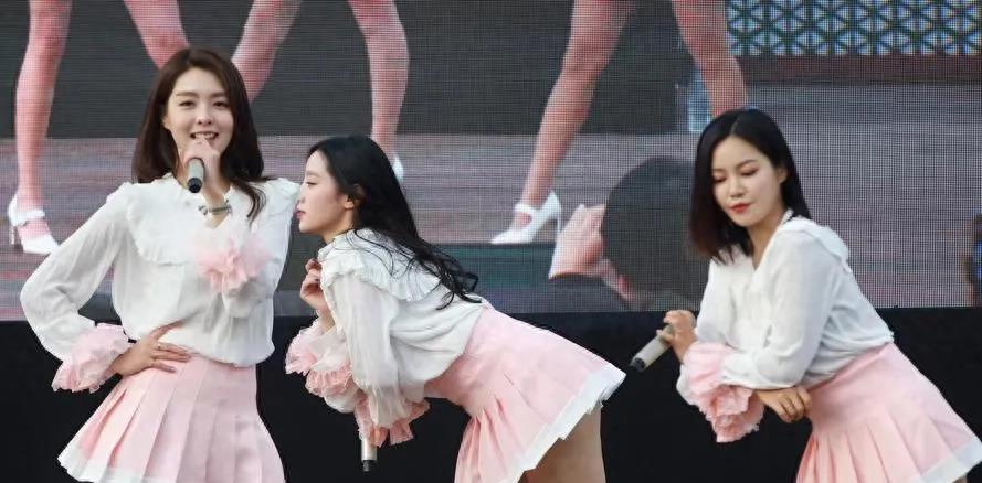 韩国女星在跳舞时发生意外,“奶子”突然掉到了肚子上
