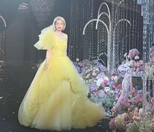 意尔康二公子订婚现场:新娘小肚隆起像怀孕,婆婆风头盖过新娘子