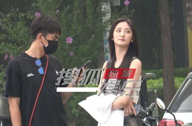 林更新与女友逛街被拍,女方身材高挑长相漂亮,近照神似陈亚男