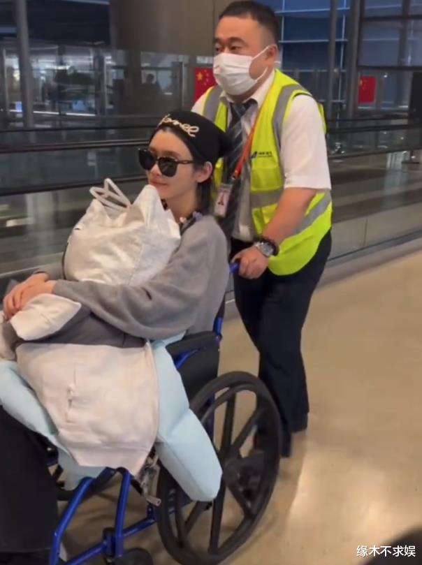 奚梦瑶腿受伤综艺喊停！何猷君清晨送其回上海，细节曝光引争议！