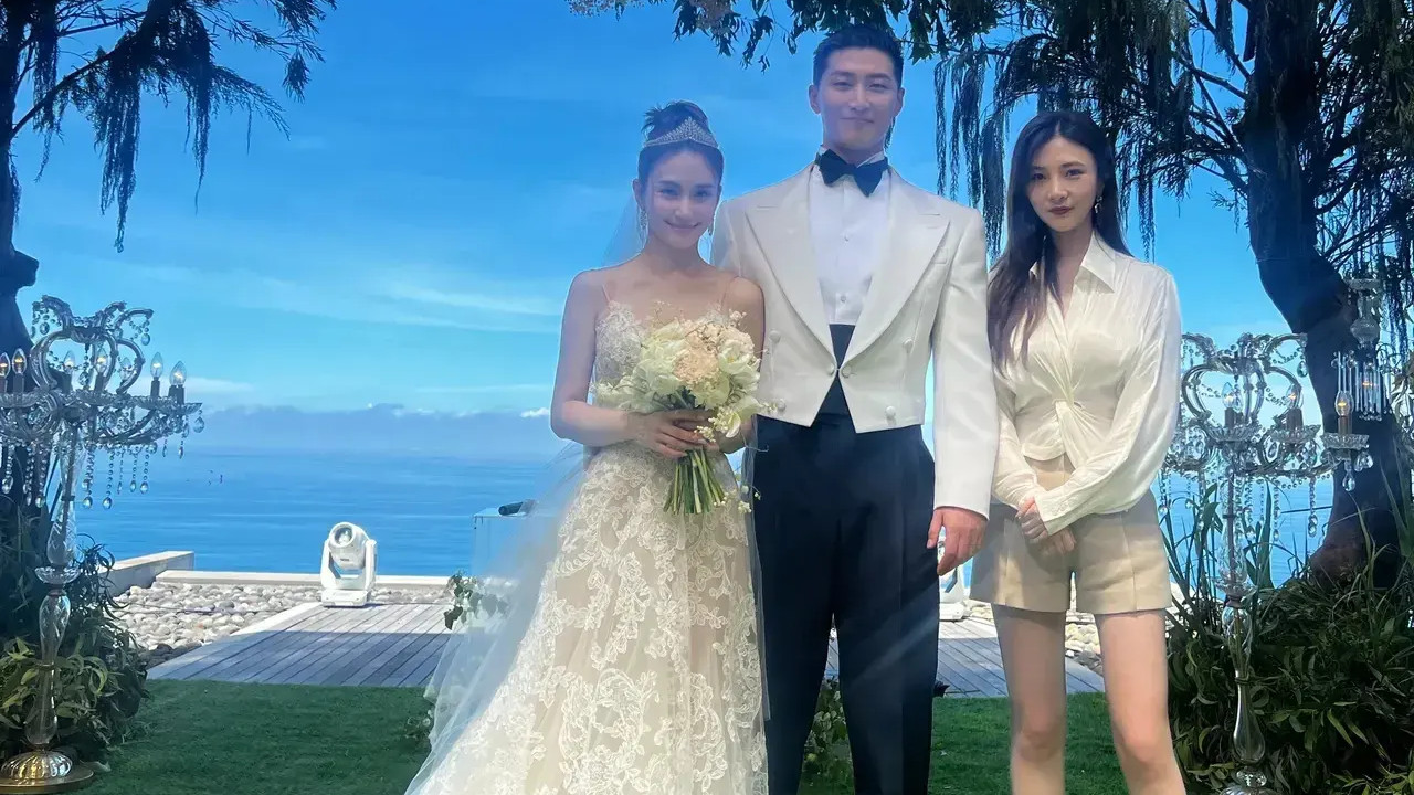 窦骁被赞比施伯雄更有钱，婚礼让何超莲穿定制旗袍，吴千语显普通