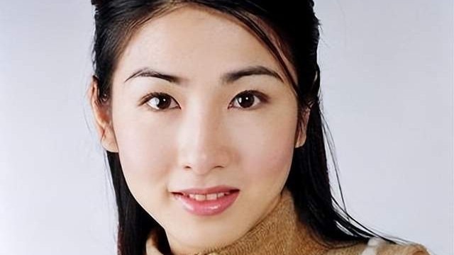 她是翻版黎姿，身材傲人，中年经商现转型做网红，与外国男友不婚