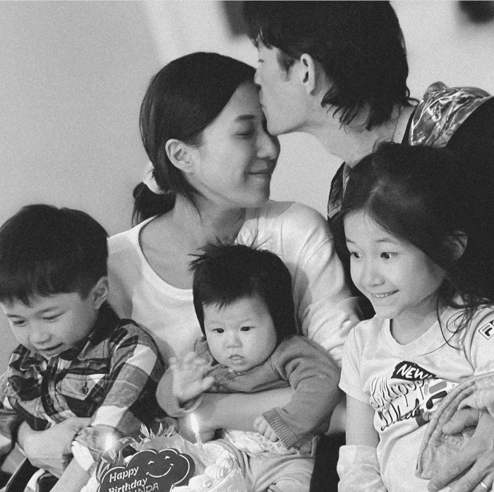 钟嘉欣|杨怡晒3岁女儿庆生照,钟嘉欣惊喜现身,同时带三个儿女低调返港