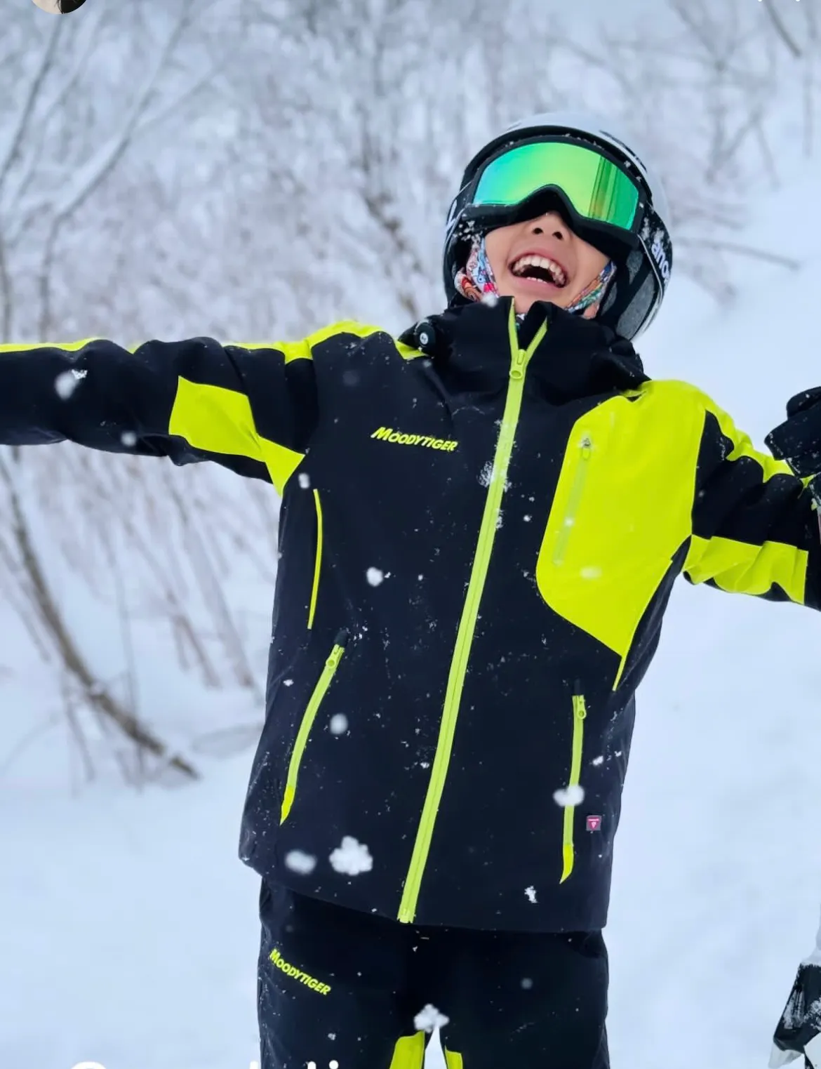 应采儿陪大儿子去滑雪，10岁Jasper滑雪造型又酷又帅，玩得超欢乐