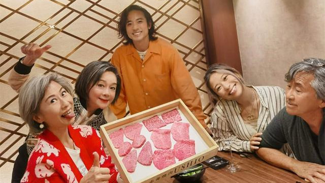 叶倩文|叶倩文为继子庆生，满头白发气质优雅，夫妻已定居广州住上亿别墅