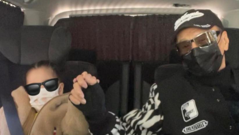 86岁谢贤拄拐杖现身商场，步履稳健无需搀扶，谢霆锋助理全程紧随