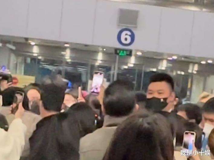 肖战|肖战半夜机场被围堵，真粉丝和假粉丝的表现截然不同，区别很明显