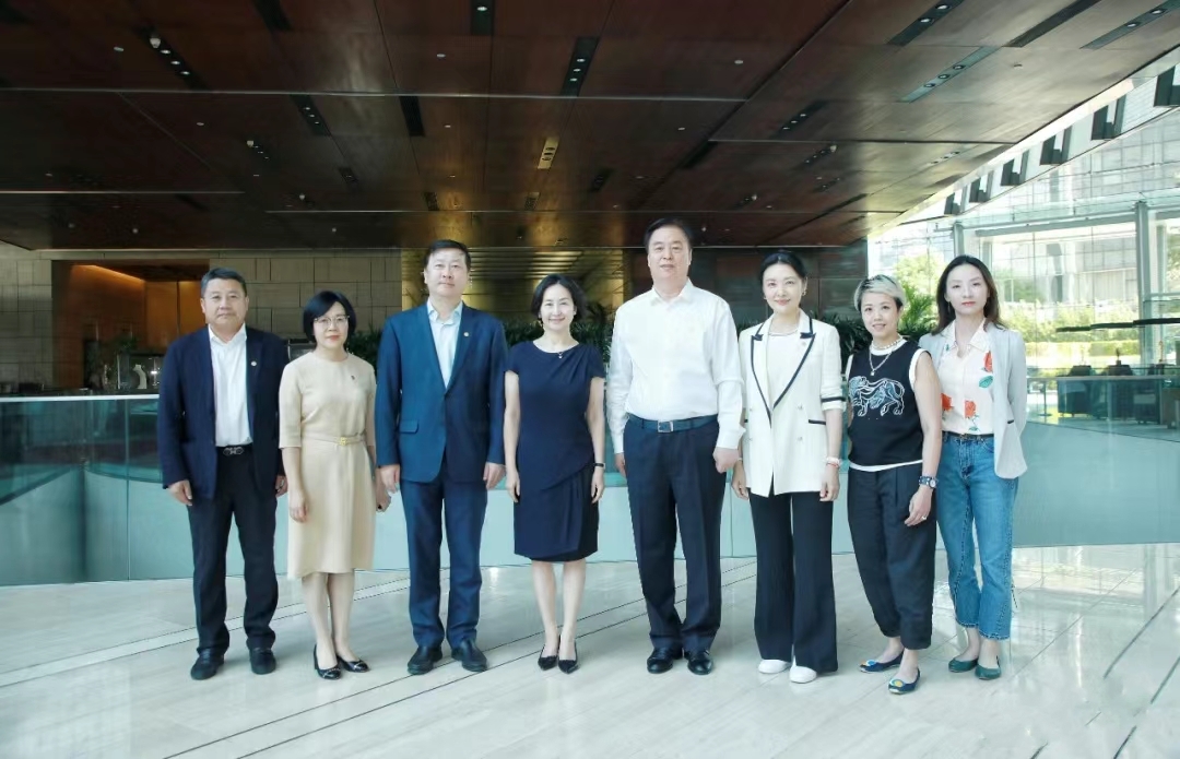 |何超琼新造型曝光,打扮优雅皮肤白皙,气质和孟晚舟超像