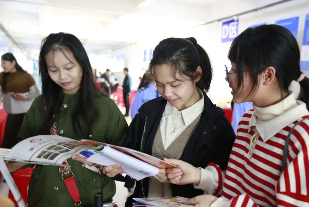 大学生|是招聘还是讽刺?7000多家央国企开启春招,大学生表示心酸和无奈