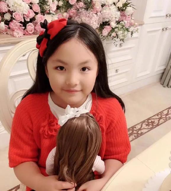 王诗龄回京过暑假！穿800睡衣秀长腿，跳开车舞遭嘲笑