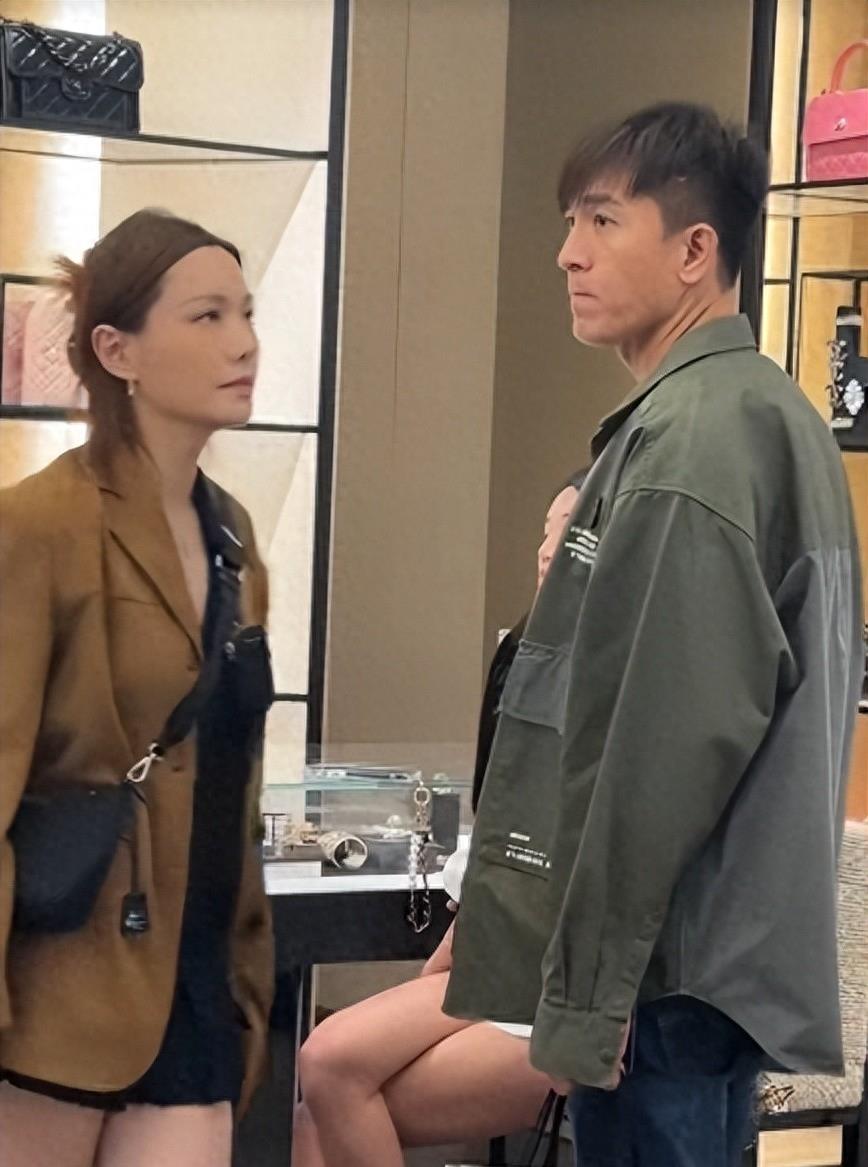 全程黑脸！汤洛雯在巴黎血拼，满脸不耐烦抿嘴走人，视马国明如空气